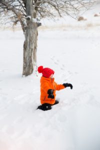 enfant joue avec la neige