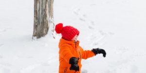enfant joue avec la neige
